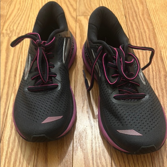 Barely worn Brooks sneakers - Picture 2 of 11